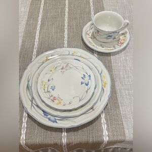 Villeroy & Boch china set for 6